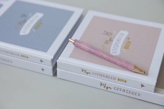 Maan Amsterdam Uitsprakenboek - Blauw - Invulboek Voor De Leukste En Grappigste Uitspraken Van Kinderen - 15 X 15 Cm 3 Maan Amsterdam Uitsprakenboek - Blauw - Invulboek Voor De Leukste En Grappigste Uitspraken Van Kinderen - 15 X 15 Cm - Afbeelding 3