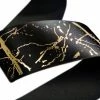 Merkloos Kerst Lint 22mm (2,2cm) | Luxe Satijnlint | Stijlvol Kerstlint Goudfolie | Marmer Look | Marmer Print | Zwart Goud Glitter | Cadeaulint | Decoratielint | Rol: 10 Meter