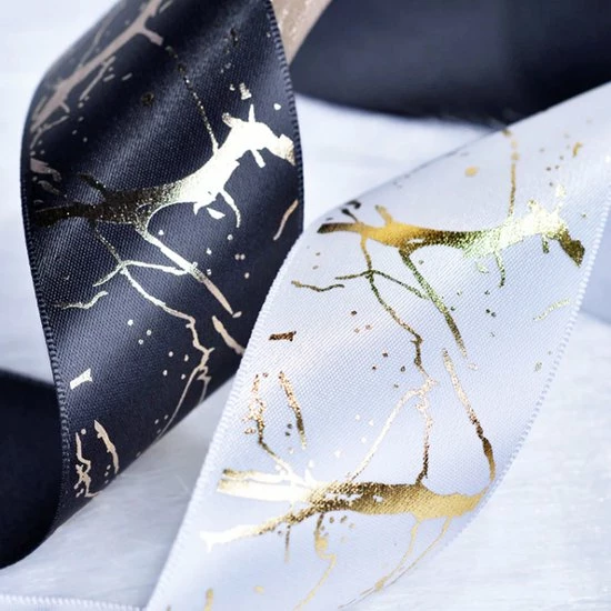 Merkloos Kerst Lint 22mm (2,2cm) | Luxe Satijnlint | Stijlvol Kerstlint Goudfolie | Marmer Look | Marmer Print | Zwart Goud Glitter | Cadeaulint | Decoratielint | Rol: 10 Meter 5 Merkloos Kerst Lint 22mm (2,2cm) | Luxe Satijnlint | Stijlvol Kerstlint Goudfolie | Marmer Look | Marmer Print | Zwart Goud Glitter | Cadeaulint | Decoratielint | Rol: 10 Meter - Afbeelding 5