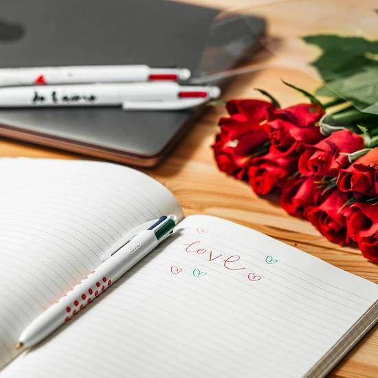 BIC 4 Kleuren Balpen - Medium Punt (1 Mm) - Valentijn - Moederdag - Vaderdag - Valentijnscadeau - Liefde - Vriendschap - 3 Stuks 2 BIC 4 Kleuren Balpen - Medium Punt (1 Mm) - Valentijn - Moederdag - Vaderdag - Valentijnscadeau - Liefde - Vriendschap - 3 Stuks - Afbeelding 2