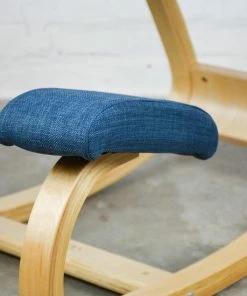 Ella® Kniestoel - Ergochair - Ergonomische Werkkruk En Bureaustoel - Werkkruk - Max 130kg - Naturel Hout, Blauw Linnen -Parker Shop 550x550 432