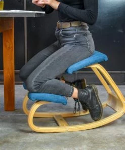 Ella® Kniestoel - Ergochair - Ergonomische Werkkruk En Bureaustoel - Werkkruk - Max 130kg - Naturel Hout, Blauw Linnen -Parker Shop 550x550 433