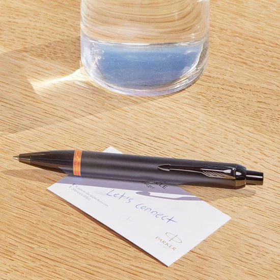 Parker IM Vibrant Rings Balpen | Satijn Zwarte Lak Met Feloranje Details | Medium Punt Met Blauwe Inkt Navulling | Geschenkdoos 2 Parker IM Vibrant Rings Balpen | Satijn Zwarte Lak Met Feloranje Details | Medium Punt Met Blauwe Inkt Navulling | Geschenkdoos - Afbeelding 2