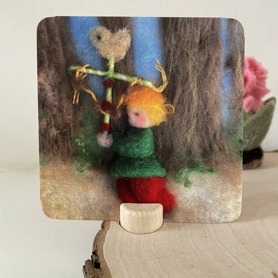 Het Wol Feetje Jaarring Kaarten ° Set 1 ° Seizoenskaarten ° Lente En Zomer ° Jaarfeesten ° Seizoenstafel ° Vrije School ° Grimm's Jaarring ° Waldorf ° Antroposofisch ° Verjaardagskaartjes ° 6 Vierkante Kaartjes 4 Het Wol Feetje Jaarring Kaarten ° Set 1 ° Seizoenskaarten ° Lente En Zomer ° Jaarfeesten ° Seizoenstafel ° Vrije School ° Grimm's Jaarring ° Waldorf ° Antroposofisch ° Verjaardagskaartjes ° 6 Vierkante Kaartjes - Afbeelding 4