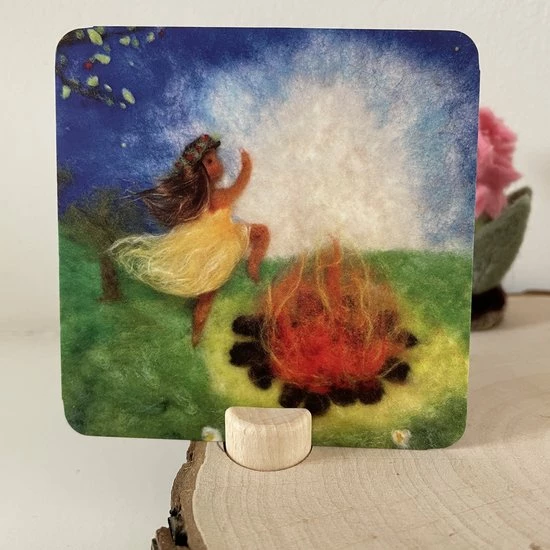 Het Wol Feetje Jaarring Kaarten ° Set 1 ° Seizoenskaarten ° Lente En Zomer ° Jaarfeesten ° Seizoenstafel ° Vrije School ° Grimm's Jaarring ° Waldorf ° Antroposofisch ° Verjaardagskaartjes ° 6 Vierkante Kaartjes 6 Het Wol Feetje Jaarring Kaarten ° Set 1 ° Seizoenskaarten ° Lente En Zomer ° Jaarfeesten ° Seizoenstafel ° Vrije School ° Grimm's Jaarring ° Waldorf ° Antroposofisch ° Verjaardagskaartjes ° 6 Vierkante Kaartjes - Afbeelding 6