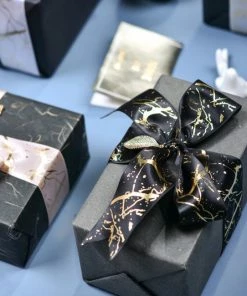 Merkloos Kerst Lint 22mm (2,2cm) | Luxe Satijnlint | Stijlvol Kerstlint Goudfolie | Marmer Look | Marmer Print | Zwart Goud Glitter | Cadeaulint | Decoratielint | Rol: 10 Meter 9 Merkloos Kerst Lint 22mm (2,2cm) | Luxe Satijnlint | Stijlvol Kerstlint Goudfolie | Marmer Look | Marmer Print | Zwart Goud Glitter | Cadeaulint | Decoratielint | Rol: 10 Meter -Parker Shop 550x650 1