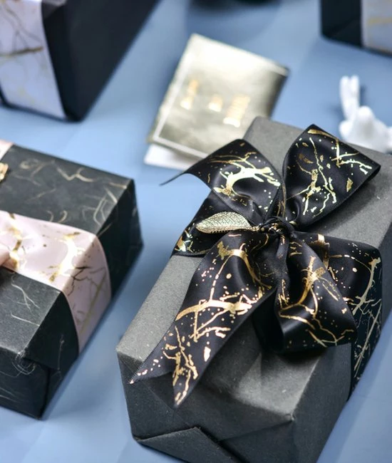 Merkloos Kerst Lint 22mm (2,2cm) | Luxe Satijnlint | Stijlvol Kerstlint Goudfolie | Marmer Look | Marmer Print | Zwart Goud Glitter | Cadeaulint | Decoratielint | Rol: 10 Meter 4 Merkloos Kerst Lint 22mm (2,2cm) | Luxe Satijnlint | Stijlvol Kerstlint Goudfolie | Marmer Look | Marmer Print | Zwart Goud Glitter | Cadeaulint | Decoratielint | Rol: 10 Meter - Afbeelding 4